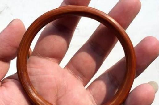 鸡血藤有哪些作用？长期佩戴鸡血藤有什么好处？