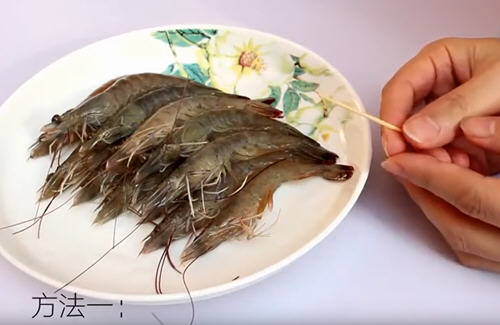 活的基围虾怎么处理干净图解 传统基围虾去虾线方法窍门