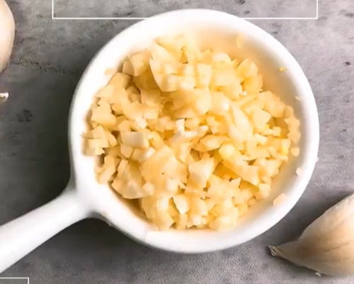 用刀怎么切蒜末才均匀 切完后手上还不会黏黏有臭味