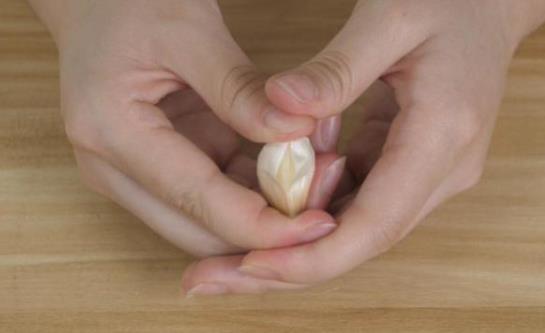 用刀怎么切蒜末才均匀 切完后手上还不会黏黏有臭味