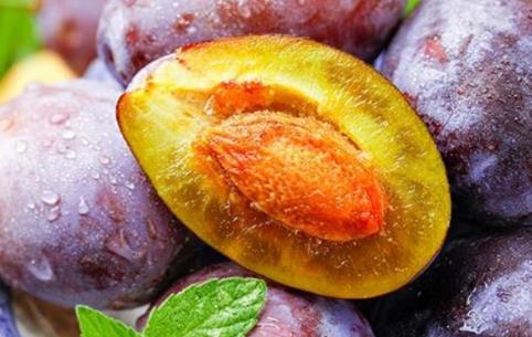 吃西梅能缓解便秘吗？吃西梅有什么好处？