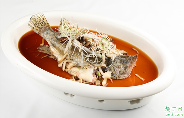 蒸鱼豉油什么时候放合适 蒸鱼豉油是蒸熟放还是蒸时放入
