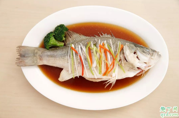 蒸鱼豉油什么时候放合适 蒸鱼豉油是蒸熟放还是蒸时放入