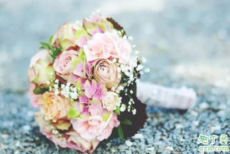 恋爱中女生该不该送男生礼物 恋爱中女生送男生什么礼物好