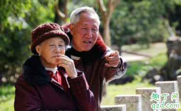 老夫老妻分床睡好吗 老夫老妻为什么不要分床睡