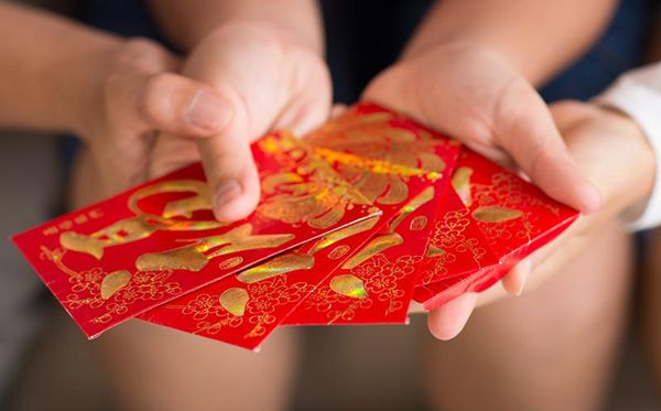 长辈过年为什么要给孩子压岁钱 春节压岁钱一般给到几岁