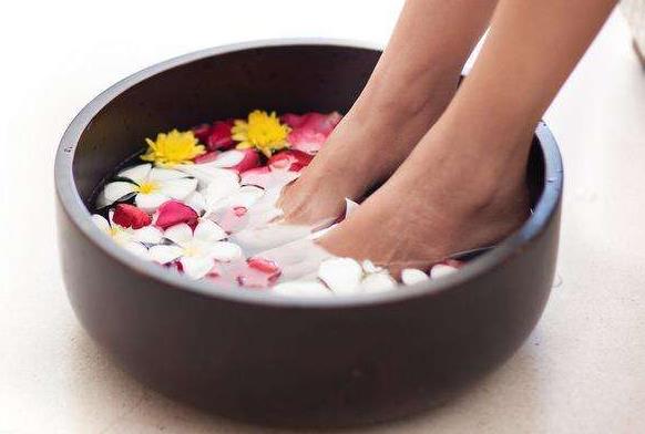 女性经期泡脚的好处！经期能不能用生姜泡脚？