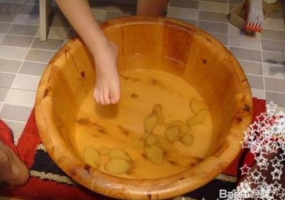 女性经期泡脚的好处！经期能不能用生姜泡脚？