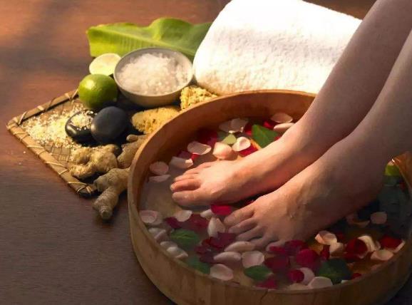 女性经期泡脚的好处！经期能不能用生姜泡脚？