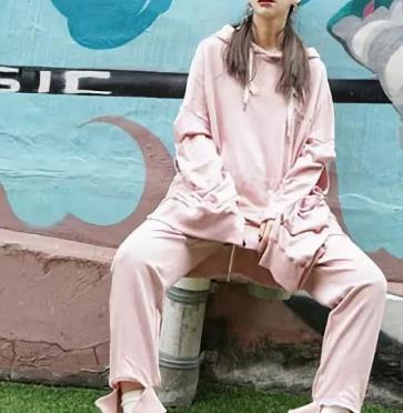 粉色卫衣日常搭配什么裤子出彩 如同糖果般甜美俏皮