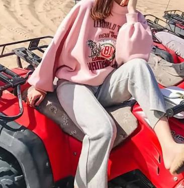 粉色卫衣日常搭配什么裤子出彩 如同糖果般甜美俏皮