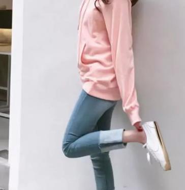 粉色卫衣日常搭配什么裤子出彩 如同糖果般甜美俏皮