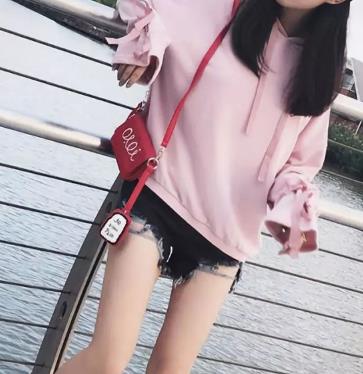 粉色卫衣日常搭配什么裤子出彩 如同糖果般甜美俏皮