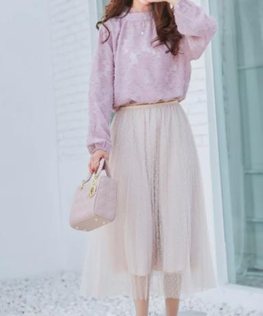 百褶裙搭配什么样的上衣 暖春的美好将从裙摆开始