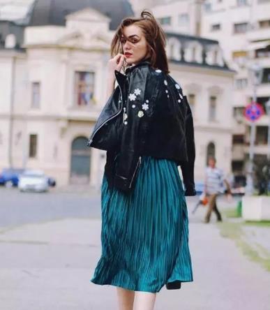 百褶裙搭配什么样的上衣 暖春的美好将从裙摆开始