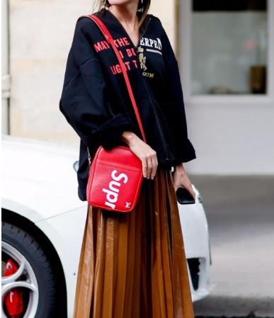 百褶裙搭配什么样的上衣 暖春的美好将从裙摆开始