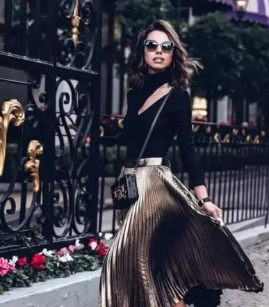 百褶裙搭配什么样的上衣 暖春的美好将从裙摆开始