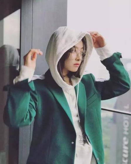 女生穿衣服上下身颜色搭配口诀 轻松学会衣服配色技巧