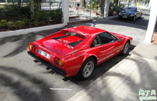 雨刮器刮了还脏怎么回事 雨刮器不归位是啥问题