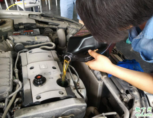 机油尺看不到机油还能开吗 不缺机油机油灯亮什么毛病