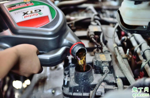 机油尺看不到机油还能开吗 不缺机油机油灯亮什么毛病