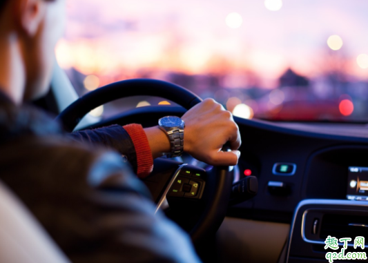 机油尺看不到机油还能开吗 不缺机油机油灯亮什么毛病