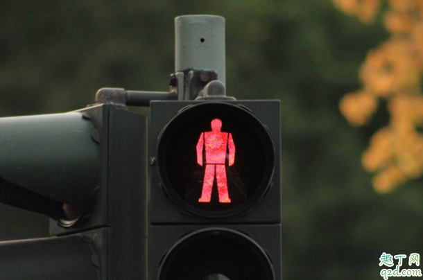 闯红灯是拍前面还是后面 给救护车让路闯红灯了怎么办