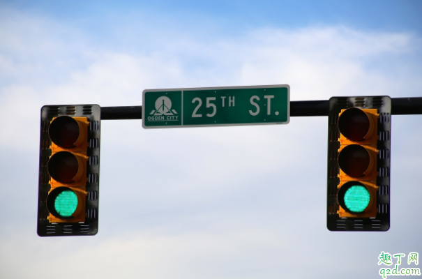 闯红灯是拍前面还是后面 给救护车让路闯红灯了怎么办