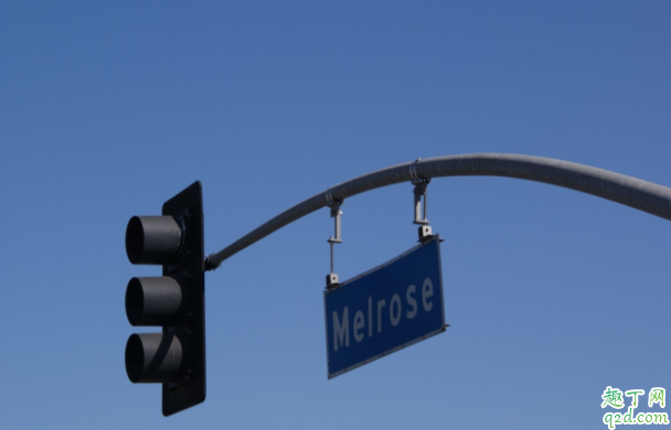 闯红灯是拍前面还是后面 给救护车让路闯红灯了怎么办