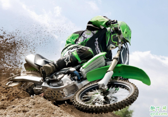 摩托车化油器怎么放油不出 摩托车几年要换化油器