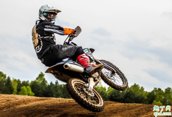 摩托车化油器怎么放油不出 摩托车几年要换化油器