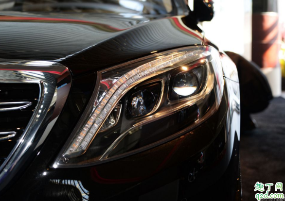 汽车倒车灯不亮了怎么解决 倒车灯白天也会亮吗