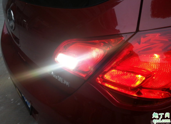 汽车倒车灯不亮了怎么解决 倒车灯白天也会亮吗