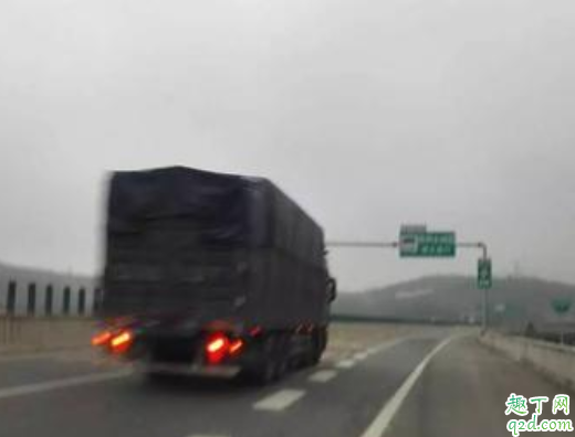 汽车雾灯为什么不选红色 汽车后雾灯不亮是什么故障