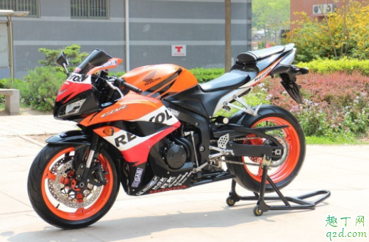 摩托车电喷的会比较省油吗 摩托车倒了过后漏油有关系吗