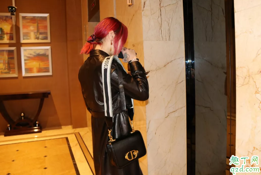 皮衣怎么穿搭 女生秋冬季皮衣搭配技巧