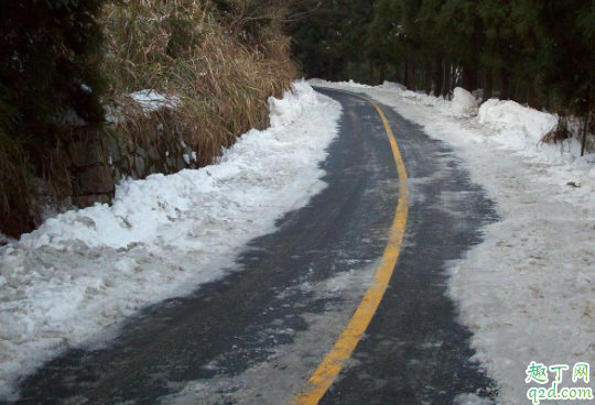 高速上可以用防滑链吗 汽车防滑链装几条