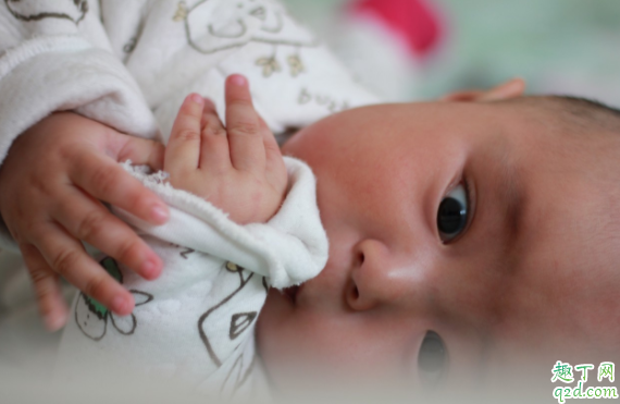 怎么知道奶水宝宝吃饱没有 喂奶之后胸会下垂变小么