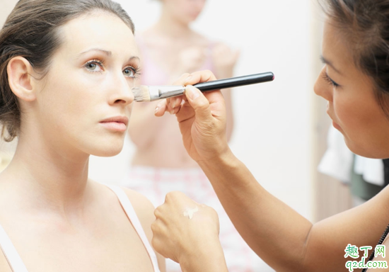 怀孕抹化妆品孩子能吸收到吗 怀孕抹化妆品会怎么样