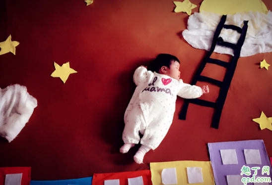 宝宝三个月头上还有头垢正常吗 头上的胎脂会自己掉吗