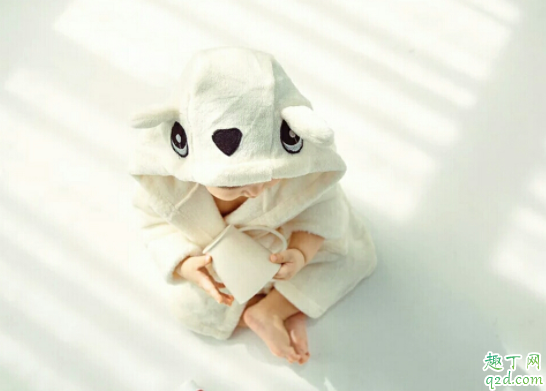 为什么宝宝生下来身上有好多白色的 宝宝身上的胎脂可以自己吸收吗