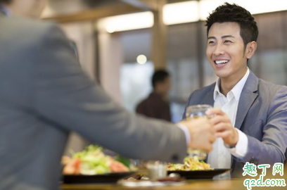 请同事吃饭超出预算怎么办 请同事吃饭超出预算AA可以吗