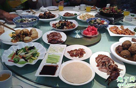 请同事吃饭超出预算怎么办 请同事吃饭超出预算AA可以吗