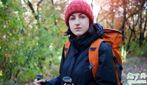 羽绒服和冲锋衣区别在哪 冬天穿羽绒服还是冲锋衣保暖