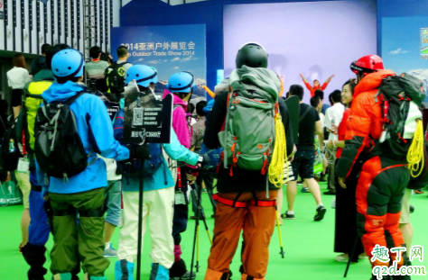 羽绒服和冲锋衣区别在哪 冬天穿羽绒服还是冲锋衣保暖