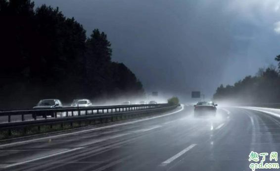 汽车发动机气门室盖漏油会少机油吗 发动机气门室盖要打胶吗