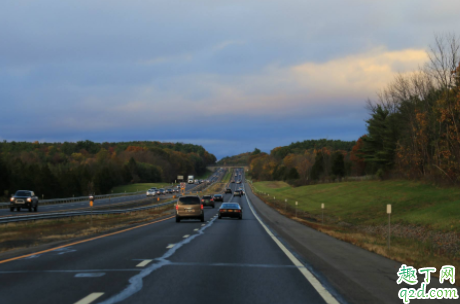 汽车启动前脚刹踩不下去怎么回事 为什么熄火脚刹踩不动