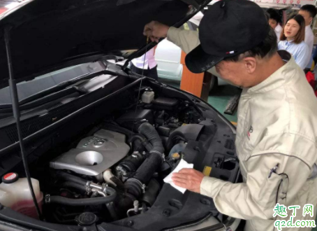 汽车启动前脚刹踩不下去怎么回事 为什么熄火脚刹踩不动