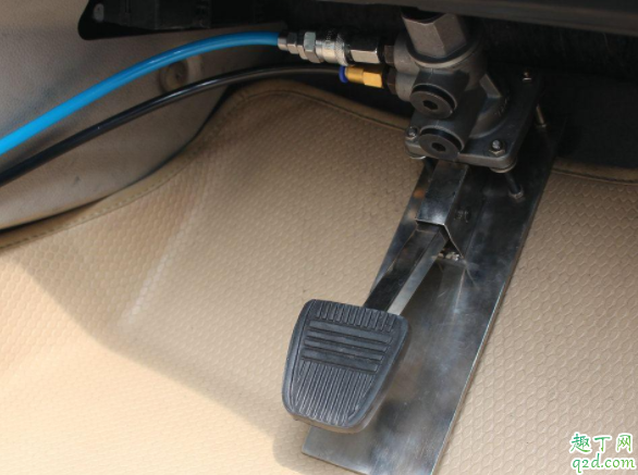 刹车油两年必须换吗 制动液报警了还可以行驶吗