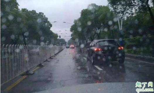 车子双闪什么时候用 雾天开车可以开双闪吗